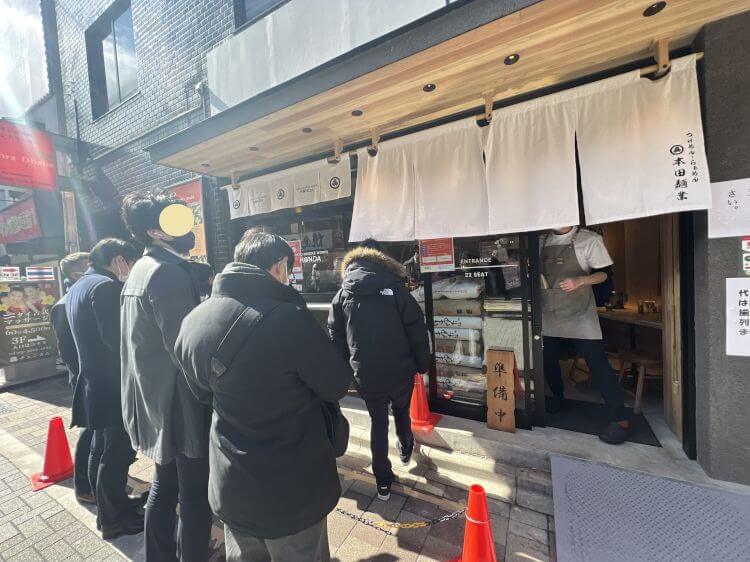神田 本田麺業 行列の様子
