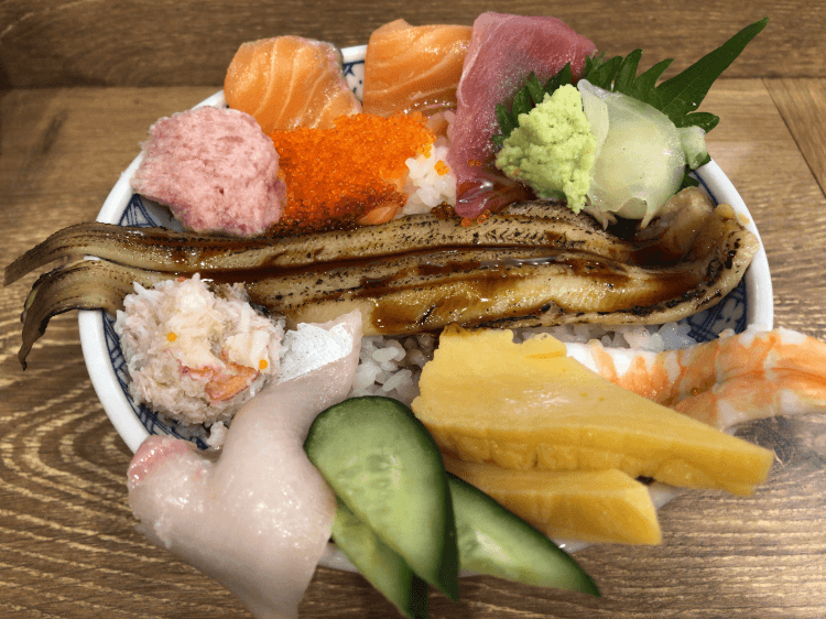 新橋 磯丸水産 で一番人気の蟹味噌甲羅焼と海鮮こぼれ丼を食べた感想