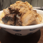 東京駅ナカ とみ田の二郎インスパイア「雷」で汁なし油そば！麺もチャーシューも旨い！