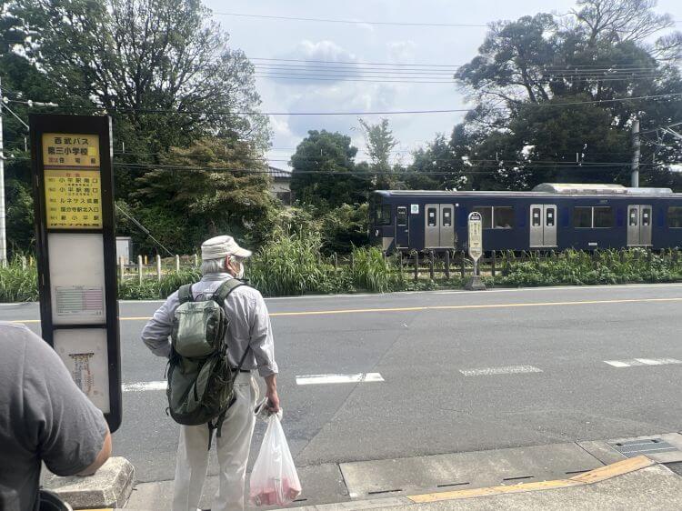 とんかつ桂から見た西武多摩川線と第３小学校前バス停