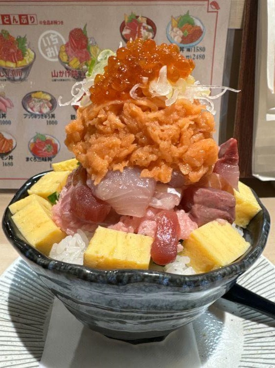 バラチラシ丼＠寿司酒場まぐろ人 国分寺店