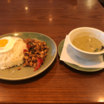 恵比寿「モンスーンカフェ」雰囲気最高の老舗エスニックで美味しいガパオ+グリーンカレー