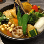 「Rojiura Curry SAMURAI.」野菜が最高に旨い！札幌発スープカレーの大人気店 下北沢