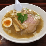 三鷹「鶏こく中華 すず喜」食べログ3.8超えの百名店 鰹節と鶏の旨味が濃厚なスープ