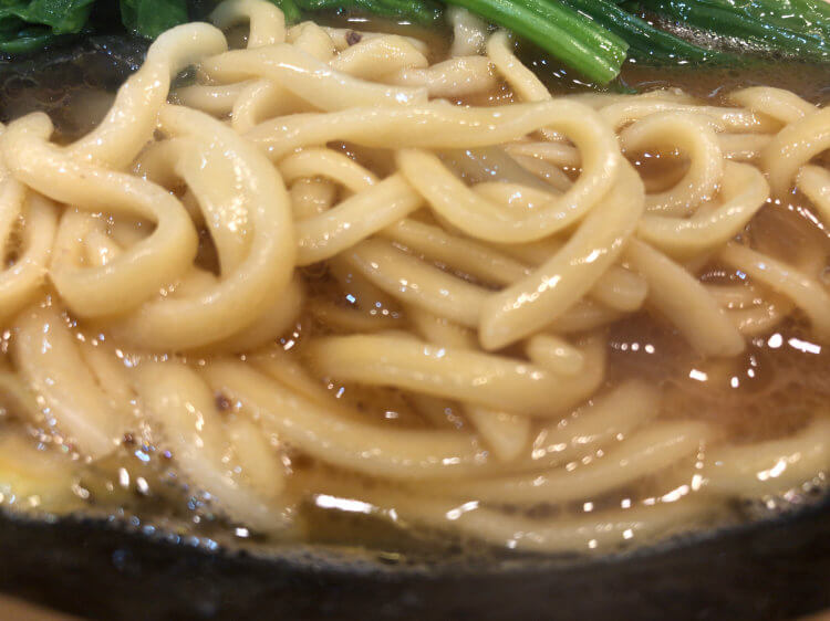 吉村家の中太麺(酒井製麺)