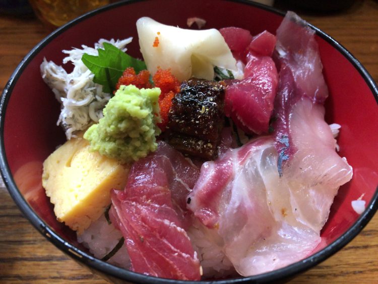 新橋 初島 美味しい海鮮丼 焼魚が800円 で食べられる人気店